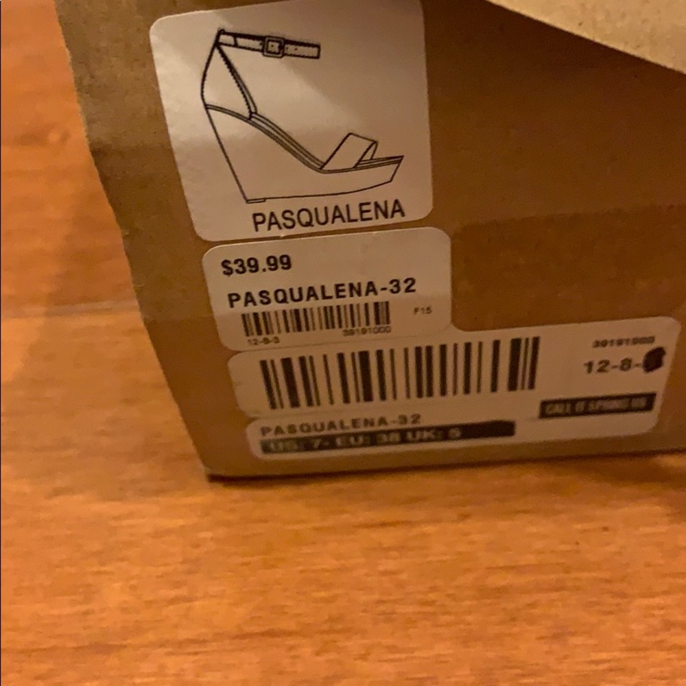 Call it Spring Wedges - Picture 3 of 8